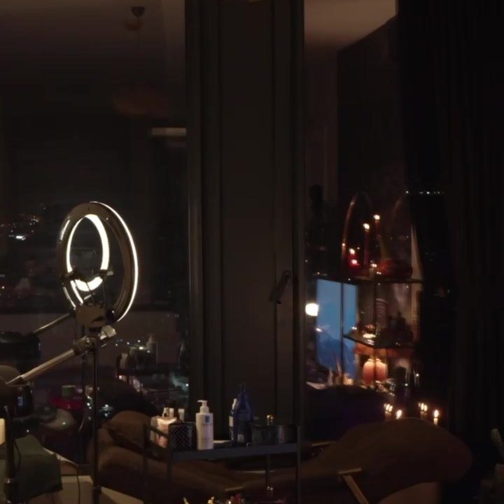 Atölyenin gece görünümü, halka ışık ve mumlar